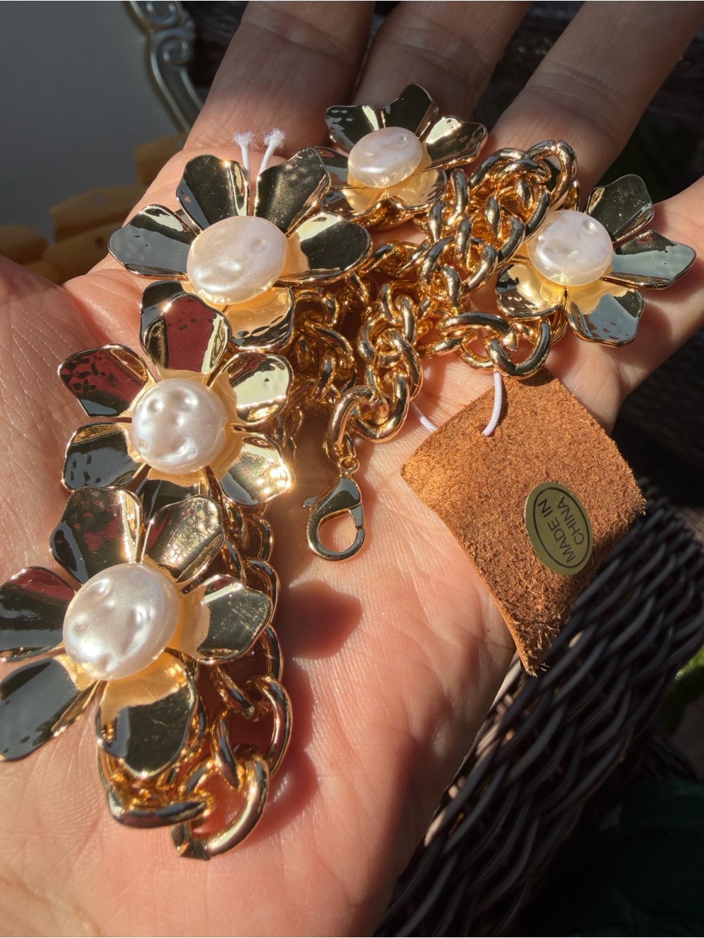 Pink Linen NWT Chunky Gold Tone Floral Necklace with Faux Pearl Centers (J049) - Picture 7 of 7